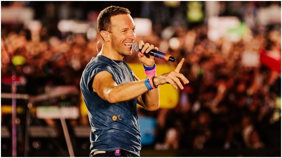 Chris Martin performs Vande Matarm in Ahmedabad.