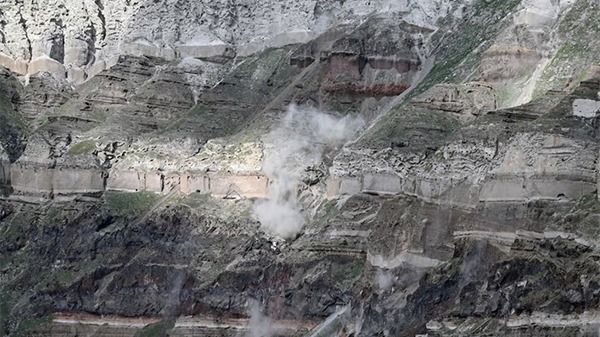Hundreds of earthquakes rattle 'Instagram island' Santorini, prompting calls for calm