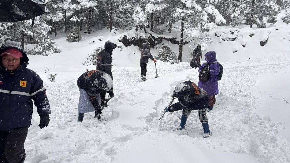 BRO undertakes snow clearance operations to peep strategic roads open in North & East Sikkim BRO undertakes snow clearance operations to peep strategic roads open in North & East Sikkim