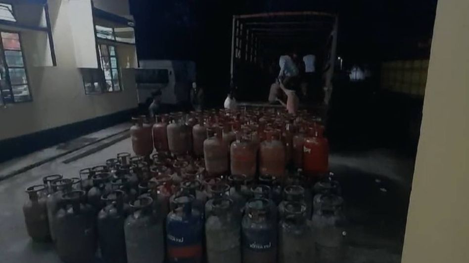 Assam: Police seize truck amid allegations of illegal siphoning of LPG cylinders Assam: Police seize truck amid allegations of illegal siphoning of LPG cylinders