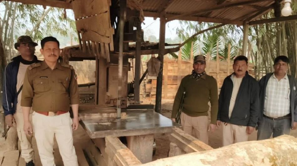 Assam: Dhubri forest officials crackdown on illegal sawmills in Hatsinghimari Assam: Dhubri forest officials crackdown on illegal sawmills in Hatsinghimari