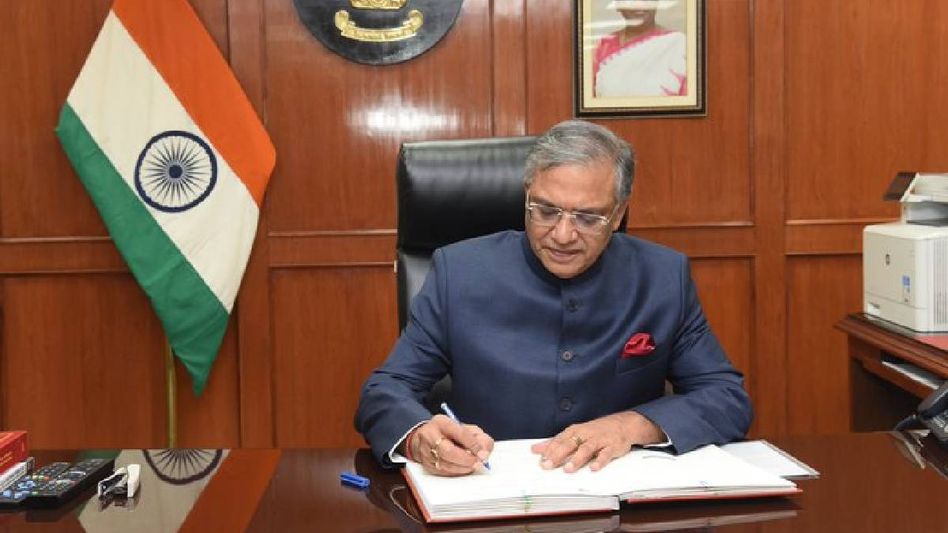Gyanesh Kumar assumes charge as India’s 26th Chief Election Commissioner, replaces Rajiv Kumar Gyanesh Kumar assumes charge as India’s 26th Chief Election Commissioner, replaces Rajiv Kumar