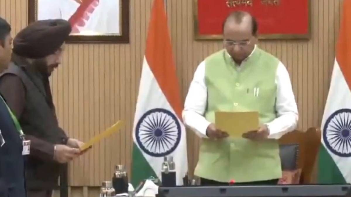 Delhi assembly session begins, Arvinder Singh Lovely takes oath as protem speaker