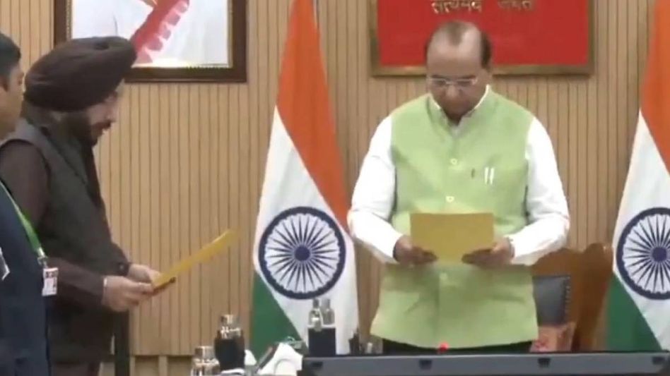 Delhi assembly session begins, Arvinder Singh Lovely takes oath as protem speaker Delhi assembly session begins, Arvinder Singh Lovely takes oath as protem speaker