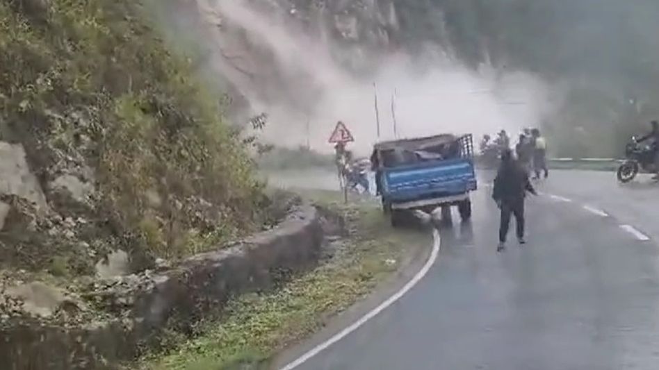 Massive landslide hits Anini highway in Arunachal’s Dibang Valley, traffic disrupted Massive landslide hits Anini highway in Arunachal’s Dibang Valley, traffic disrupted