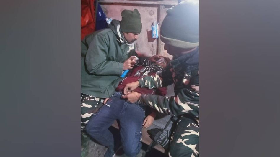 Sikkim: SSB personnel rescue 11-year-old tourist at BOP Phalut from high-altitude sickness Sikkim: SSB personnel rescue 11-year-old tourist at BOP Phalut from high-altitude sickness