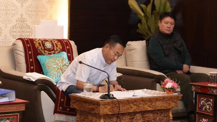 Sikkim CM interacts with students, encourages them to stay focused on their goals