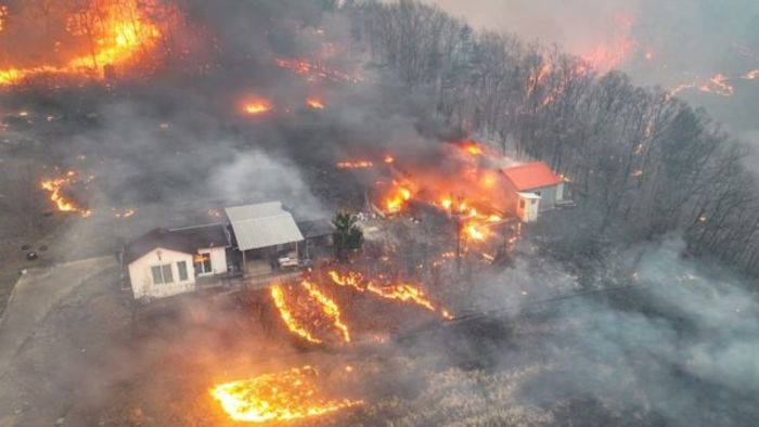 Death toll rises to 18 as South Korea battles raging wildfires
