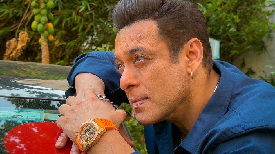 Cleric condemns Salman Khan for wearing ‘Ram Janmabhoomi’ watch, calls it 'Haram' Cleric condemns Salman Khan for wearing ‘Ram Janmabhoomi’ watch, calls it 'Haram'