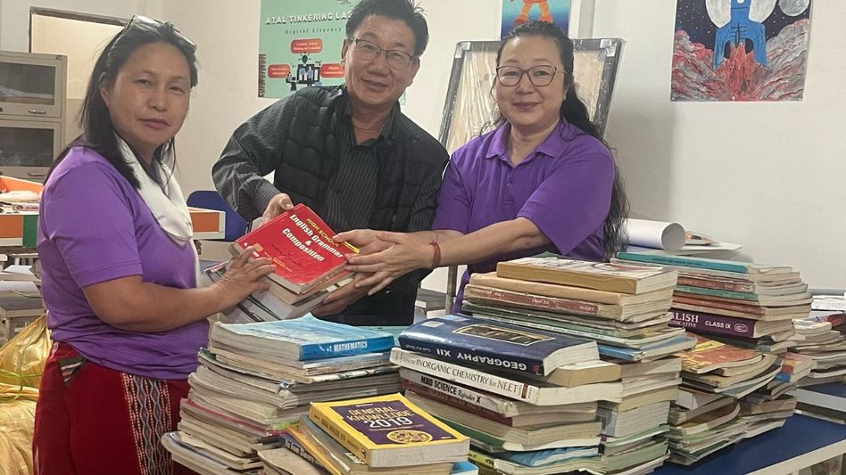 Arunachal women’s body donates 180+ educational books to govt school Arunachal women’s body donates 180+ educational books to govt school