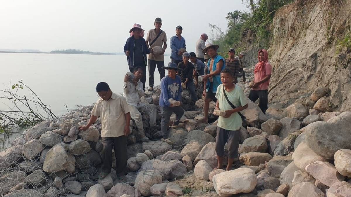 Arunachal: Borguli farmers build boulder bunds to battle Siang erosion, urge government intervention Arunachal: Borguli farmers build boulder bunds to battle Siang erosion, urge government intervention