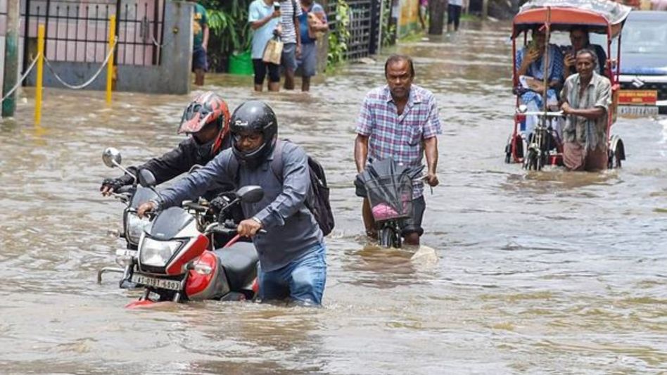 Waterlogging, traffic woes hit Guwahati amid heavy rains Waterlogging, traffic woes hit Guwahati amid heavy rains