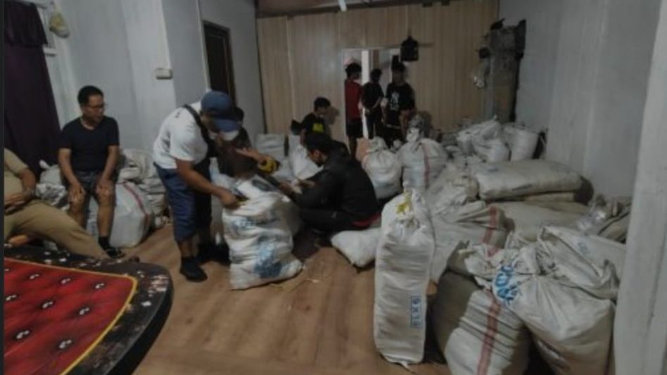Mizoram: Aizawl municipal corporation seizes 1800 kgs of banned single-use plastic Mizoram: Aizawl municipal corporation seizes 1800 kgs of banned single-use plastic