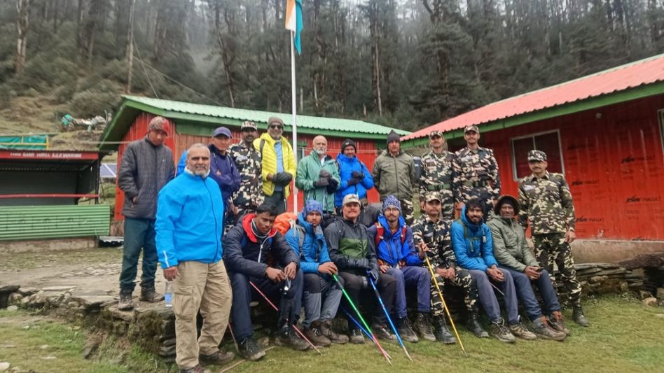 Stranded in Sikkim's Nayapatal amid snowfall, tourists rescued by SSB Stranded in Sikkim's Nayapatal amid snowfall, tourists rescued by SSB