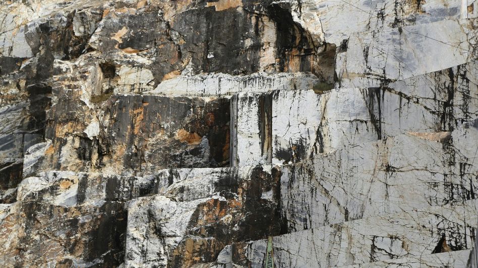 Meghalaya HC extends inquiry into alleged illegal limestone mining in Jaintia Hills Meghalaya HC extends inquiry into alleged illegal limestone mining in Jaintia Hills