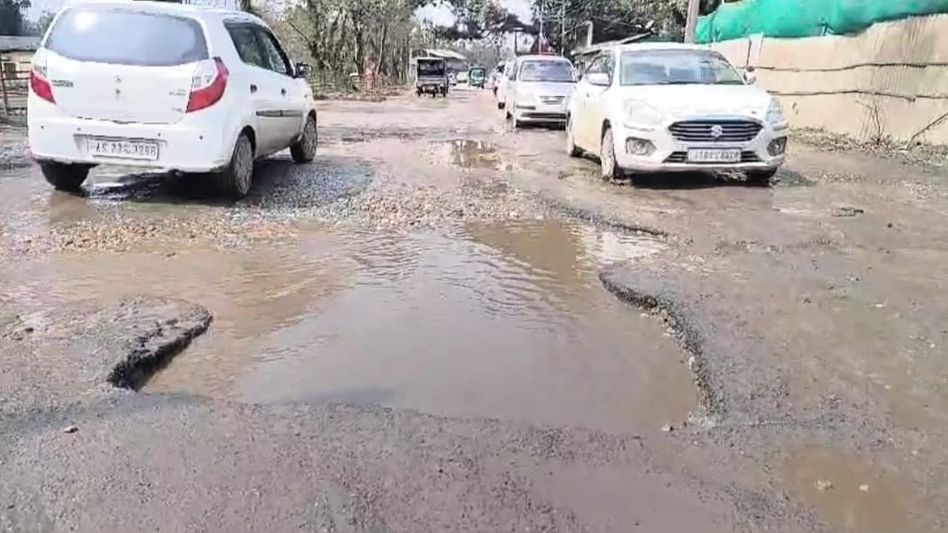 Assam: NH 315 in Margherita resembles artificial pond as authorities turn a blind eye, public fury mounts Assam: NH 315 in Margherita resembles artificial pond as authorities turn a blind eye, public fury mounts