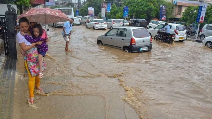 Heavy rain inundates Guwahati, normal life affected