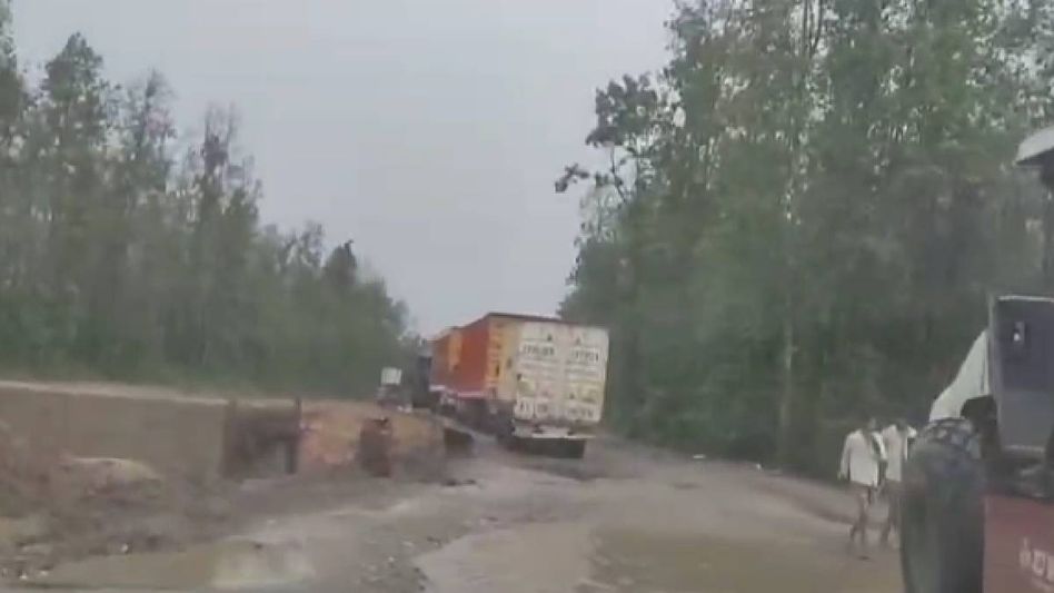 Assam: Landslide blocks NH-17, freight traffic paralyzed as several trucks remain stranded Assam: Landslide blocks NH-17, freight traffic paralyzed as several trucks remain stranded