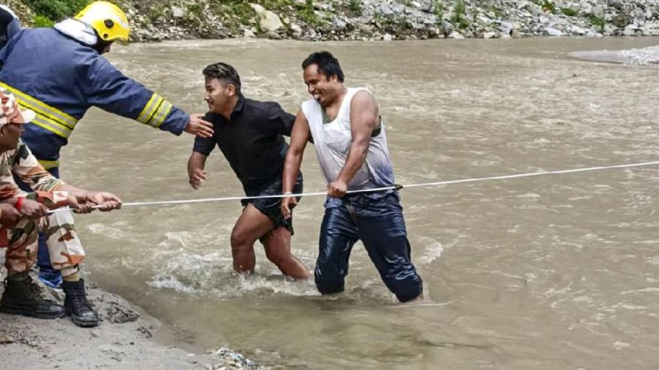 500 tourists stranded in north Sikkim, search for 8 missing called off amid heavy rains 500 tourists stranded in north Sikkim, search for 8 missing called off amid heavy rains