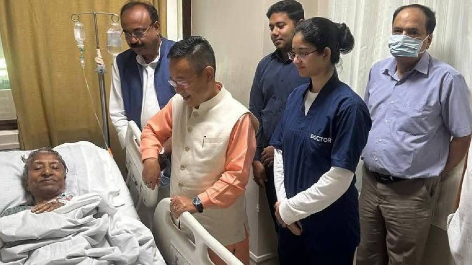 Sikkim CM visits former Governor Ganga Prasad in Siliguri, wishes him speedy recovery Sikkim CM visits former Governor Ganga Prasad in Siliguri, wishes him speedy recovery