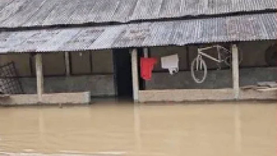 Assam: Leaks in newly built embankment spark panic in Tengakhat’s Gamtal area Assam: Leaks in newly built embankment spark panic in Tengakhat’s Gamtal area