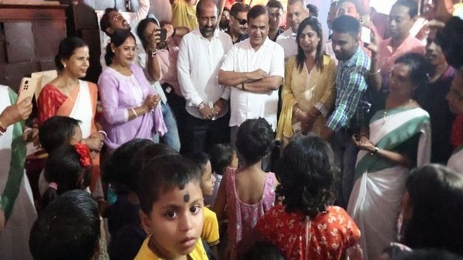 Himanta directs Cachar, Hailakandi DCs to ensure emergency flood-relief supplies Himanta directs Cachar, Hailakandi DCs to ensure emergency flood-relief supplies