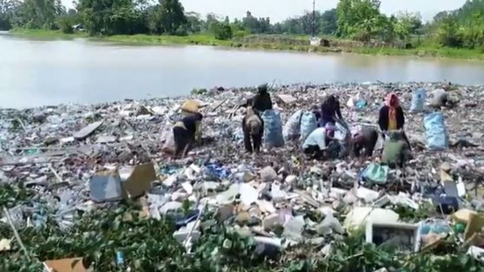 Manipur’s Bishnupur, Ithai Barrage communities clear massive plastic waste after floods Manipur’s Bishnupur, Ithai Barrage communities clear massive plastic waste after floods