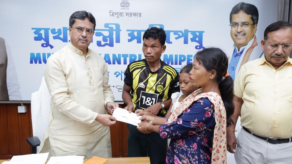 Tripura CM provides financial aid to seven families of drowning victims Tripura CM provides financial aid to seven families of drowning victims