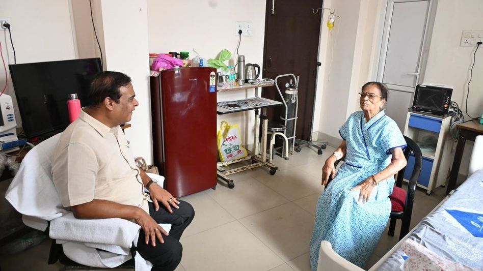 Himanta meets ailing former union minister Bijoya Chakraborty at GMCH Himanta meets ailing former union minister Bijoya Chakraborty at GMCH