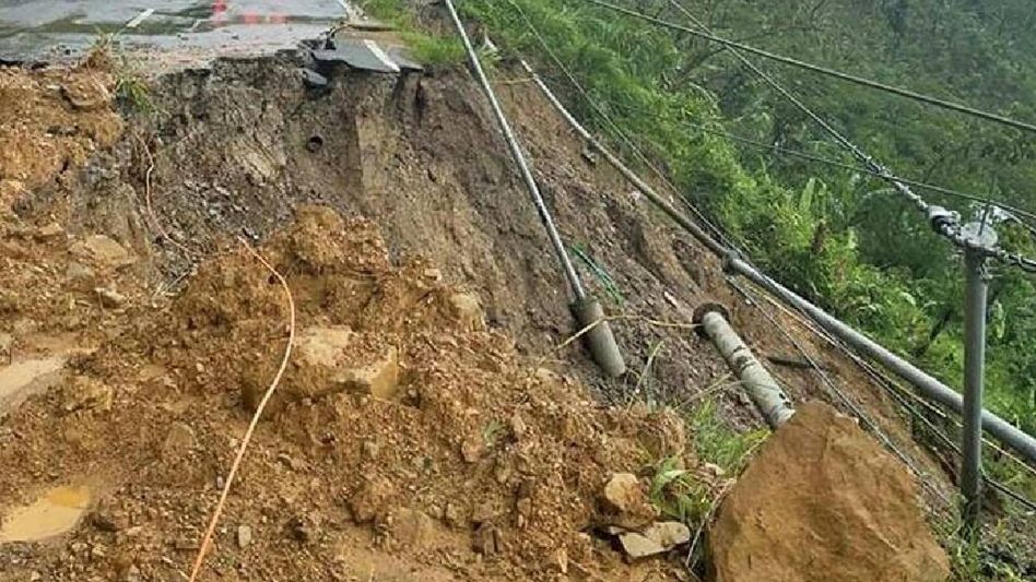 Landslide hits NH-27 near Jaginga-Lampu in Assam; traffic suspended, urgent stabilization sought Landslide hits NH-27 near Jaginga-Lampu in Assam; traffic suspended, urgent stabilization sought