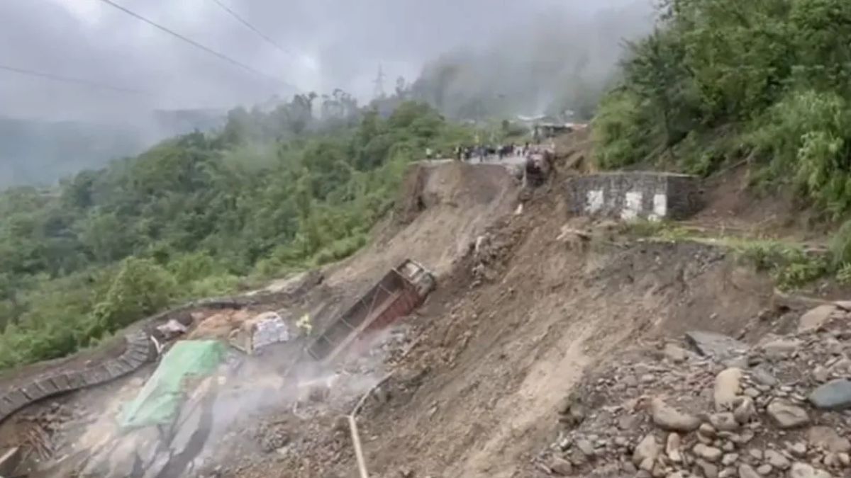 Massive landslide disrupts Manipur-Nagaland connectivity on NH-02; traffic diverted Massive landslide disrupts Manipur-Nagaland connectivity on NH-02; traffic diverted