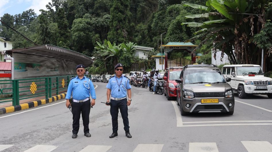 Sikkim observes statewide 7-minute traffic halt to mark ‘A Day for Mother Earth’ Sikkim observes statewide 7-minute traffic halt to mark ‘A Day for Mother Earth’
