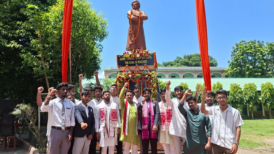 Assam: Swami Vivekananda's life-size statue unveiled at Dhubri's Bholanath College Assam: Swami Vivekananda's life-size statue unveiled at Dhubri's Bholanath College