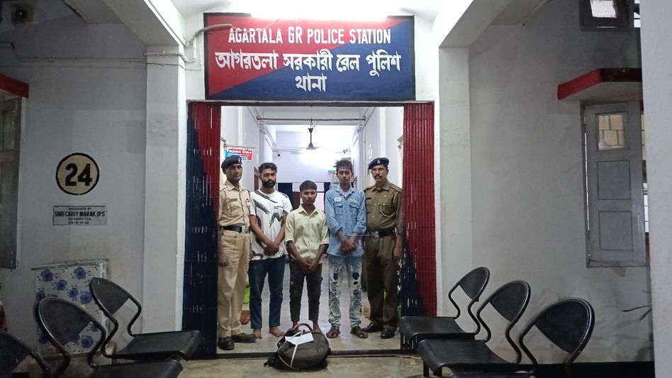 Three drug peddlers nabbed at Agartala railway station with over 3 kg ganja Three drug peddlers nabbed at Agartala railway station with over 3 kg ganja