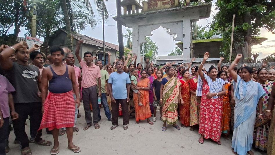 Assam: Residents protest eviction drive over Dhubri-Phulbari bridge link road construction Assam: Residents protest eviction drive over Dhubri-Phulbari bridge link road construction