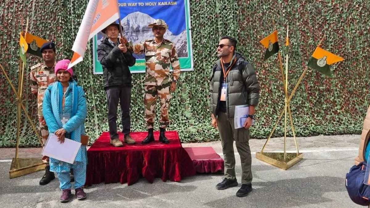 Sixth batch of Kailash Mansarovar Yatra via Sikkim's Nathula Pass flagged off Sixth batch of Kailash Mansarovar Yatra via Sikkim's Nathula Pass flagged off