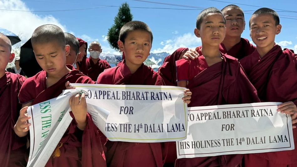 Tawang peace march urges Bharat Ratna for Dalai Lama Tawang peace march urges Bharat Ratna for Dalai Lama