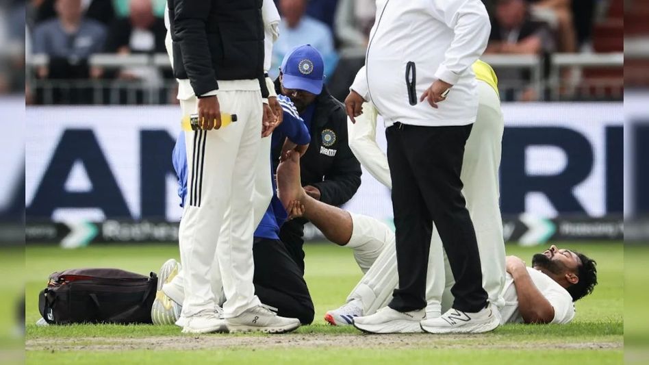 Rishabh Pant injured, hands gloves to Dhruv Jurel in Manchester Test Rishabh Pant injured, hands gloves to Dhruv Jurel in Manchester Test