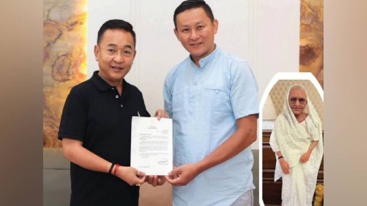 PM Modi lauds Sikkim sculptor for lifelike statue of his late mother PM Modi lauds Sikkim sculptor for lifelike statue of his late mother