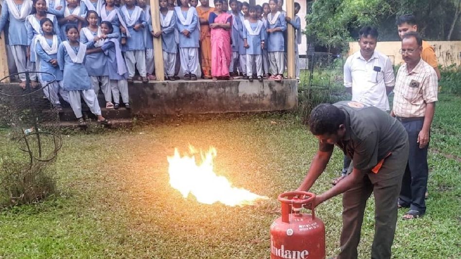 Assam: LPG Panchayat outreach programme held in Boko Girls' High School, foster safe gas usage among women Assam: LPG Panchayat outreach programme held in Boko Girls' High School, foster safe gas usage among women
