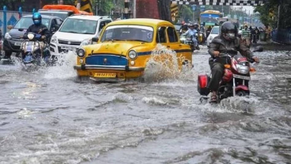Torrential rains lash Kolkata, 9 dead, metro services disrupted Torrential rains lash Kolkata, 9 dead, metro services disrupted