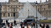 Louvre Museum shuts after daring jewellery theft during opening hours Louvre Museum shuts after daring jewellery theft during opening hours
