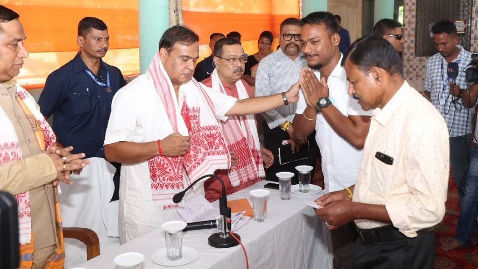 Himanta Biswa Sarma visits Baksa, hands over cheques to victims of October 15 clashes Himanta Biswa Sarma visits Baksa, hands over cheques to victims of October 15 clashes