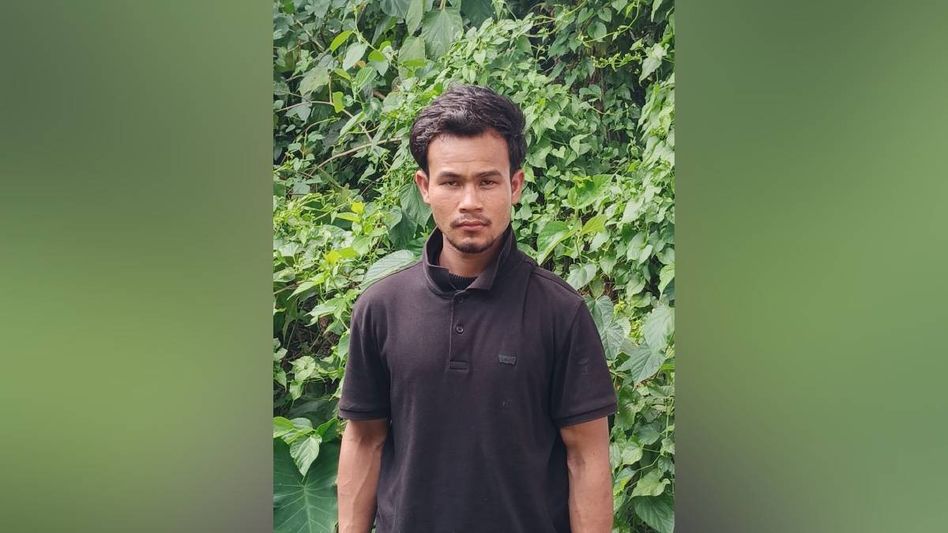 Assam: ULFA (I) cadre surrenders before Tinsukia police, had earlier links with NSCN Assam: ULFA (I) cadre surrenders before Tinsukia police, had earlier links with NSCN