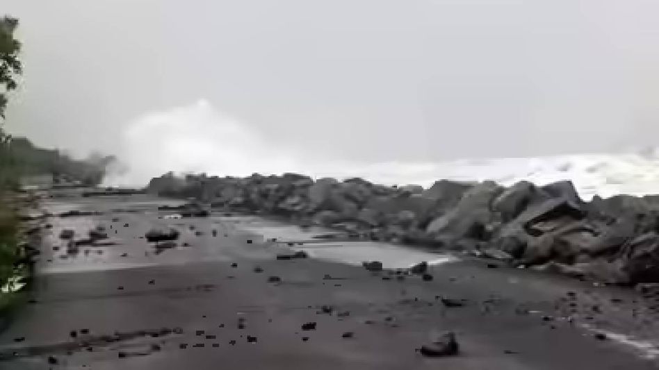 Cyclone Montha weakens after landfall in Andhra, heavy rains lash coastal districts Cyclone Montha weakens after landfall in Andhra, heavy rains lash coastal districts