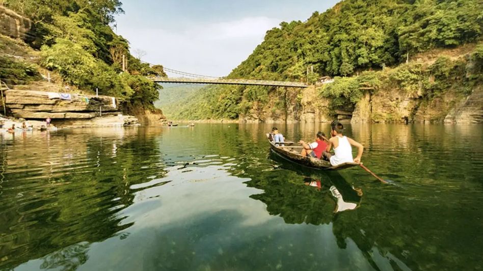 Meghalaya MP demands Centre’s intervention as Umngot river turns brown amid road project Meghalaya MP demands Centre’s intervention as Umngot river turns brown amid road project