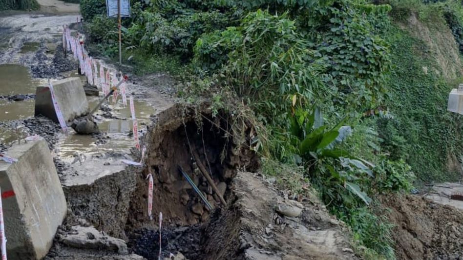 Landslide disrupts traffic on NH-27 in Dima Hasao, heavy vehicle movement suspended Landslide disrupts traffic on NH-27 in Dima Hasao, heavy vehicle movement suspended