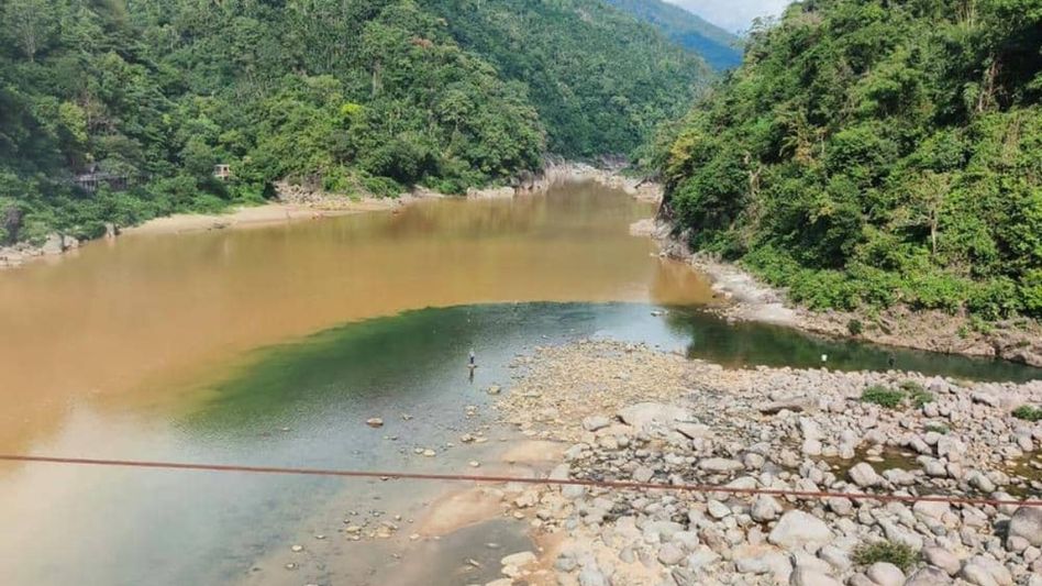 Meghalaya pulls up road agency for dumping debris into Umngot River Meghalaya pulls up road agency for dumping debris into Umngot River