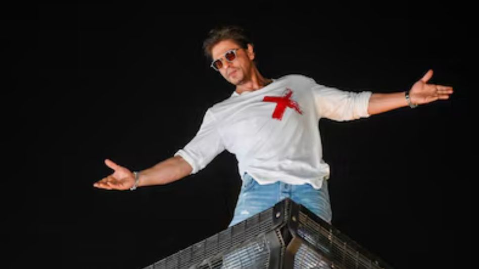 Shah Rukh Khan turns 60: Sea of fans gathers outside Mannat to celebrate King Khan’s birthday Shah Rukh Khan turns 60: Sea of fans gathers outside Mannat to celebrate King Khan’s birthday