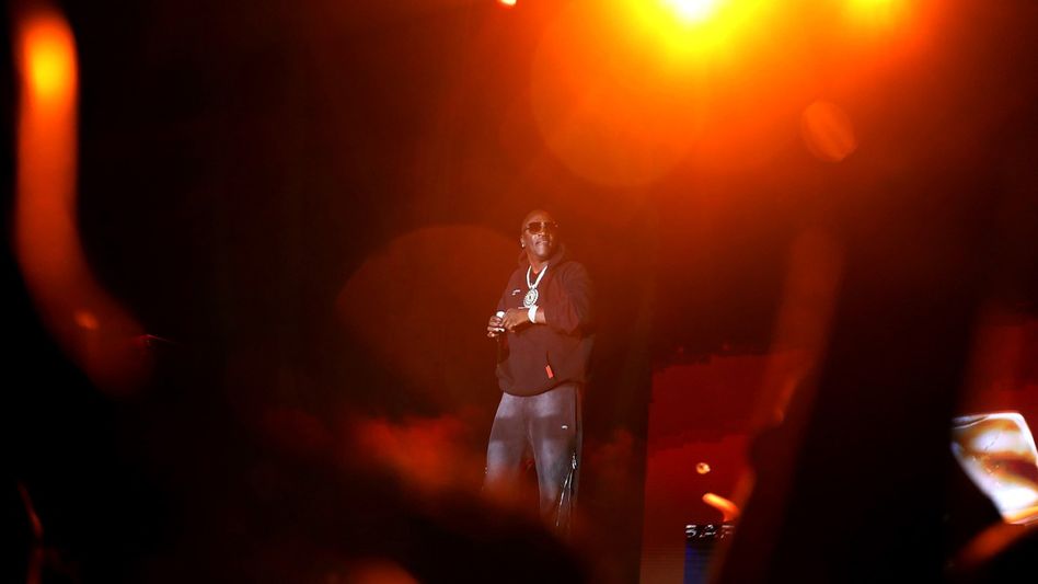 Akon lights up Delhi with nostalgia, beats and Bollywood vibes Akon lights up Delhi with nostalgia, beats and Bollywood vibes